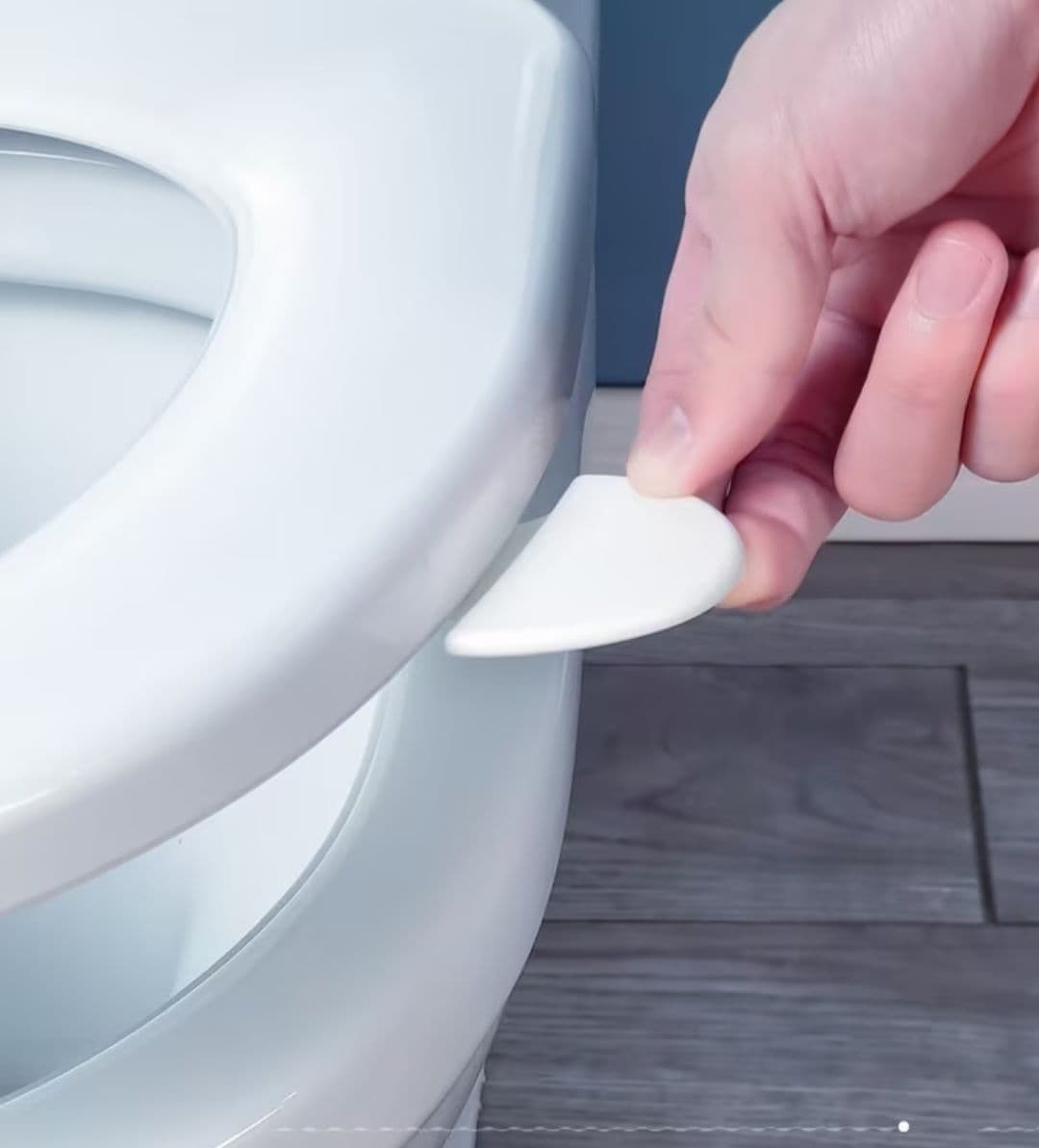 Toilet seat lifter